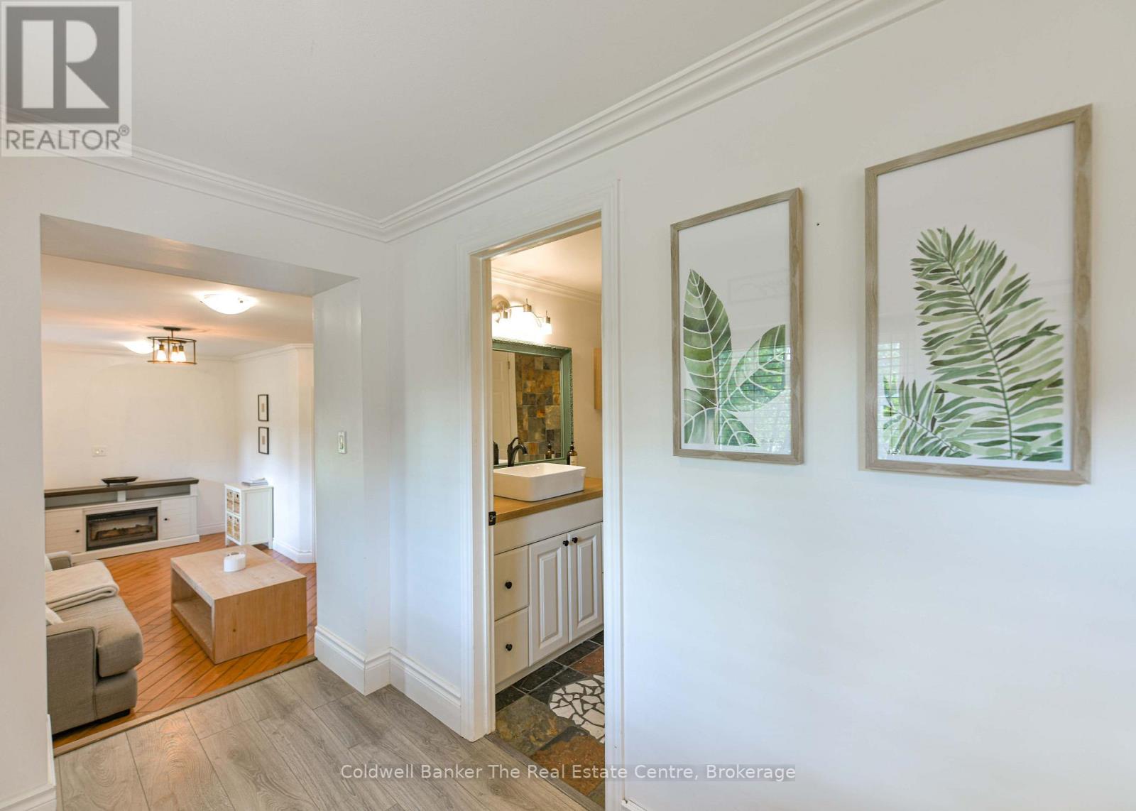 810 JOHN STREET N - 17