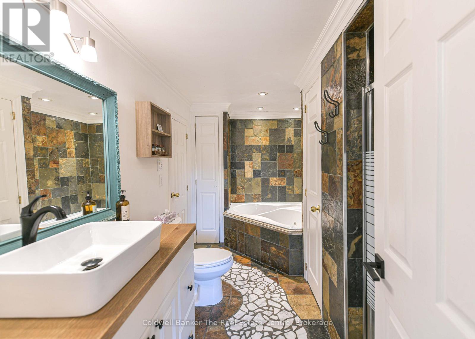 810 JOHN STREET N - Image 18