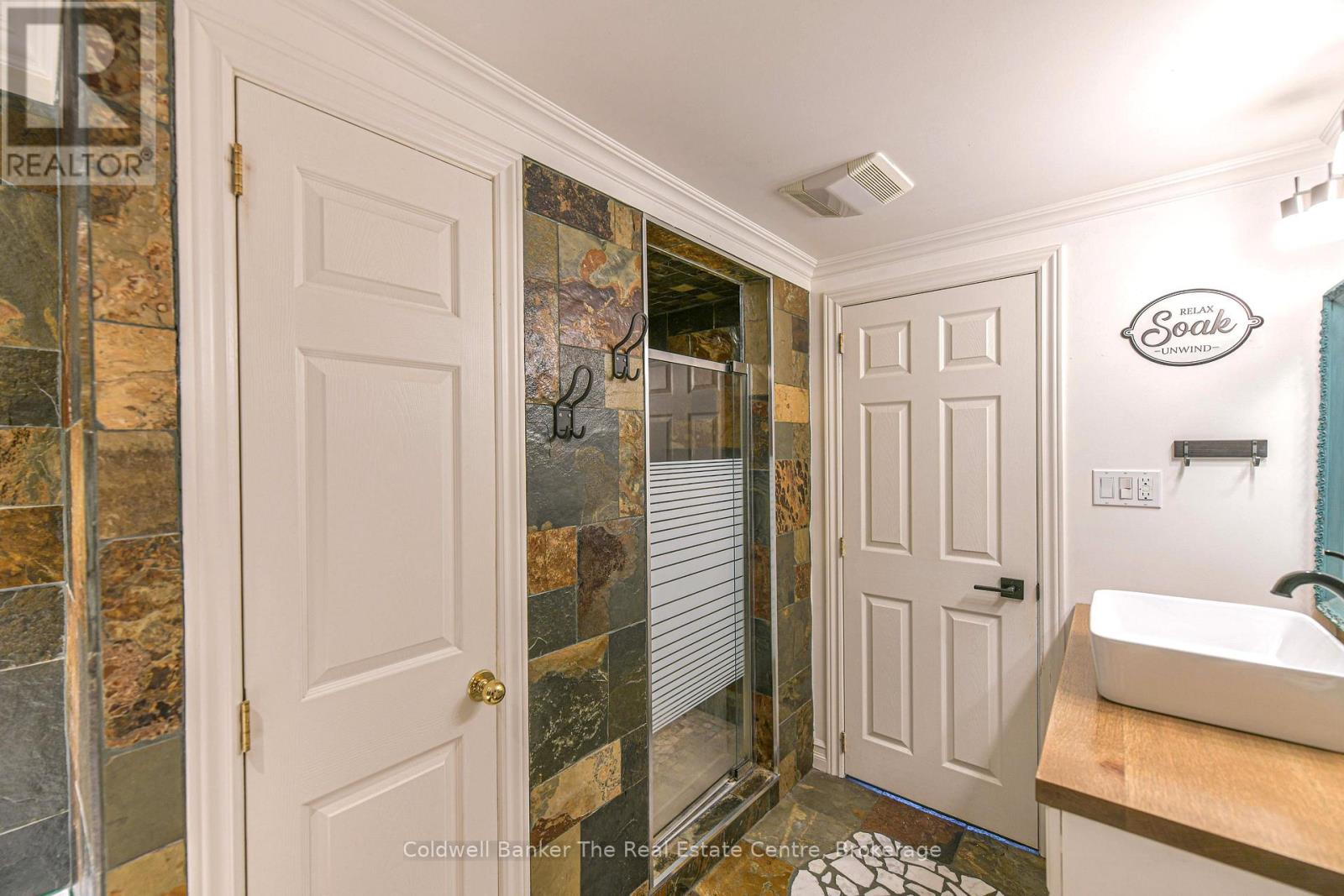 810 JOHN STREET N - Image 20