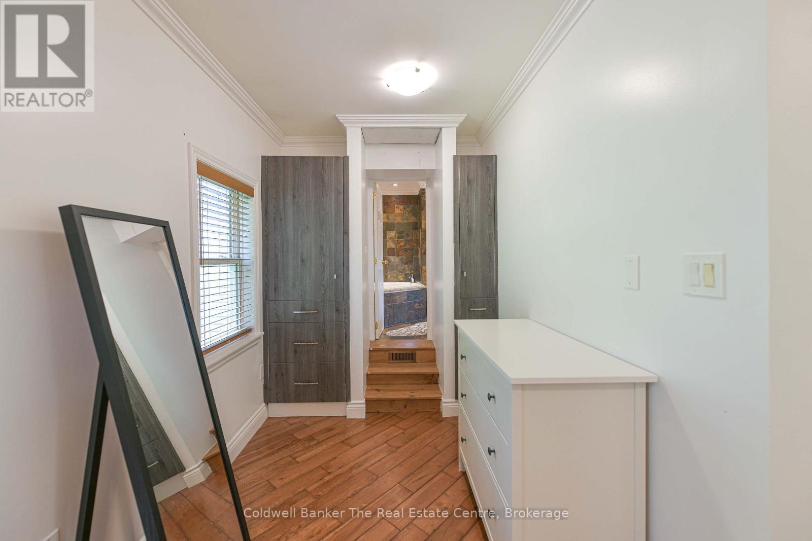 810 JOHN STREET N - 34