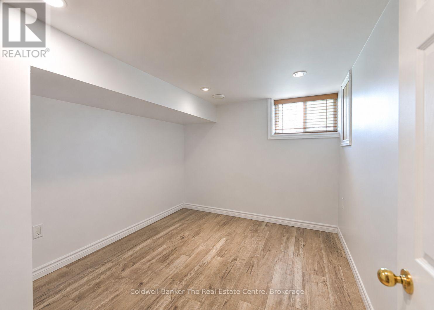 810 JOHN STREET N - Image 37