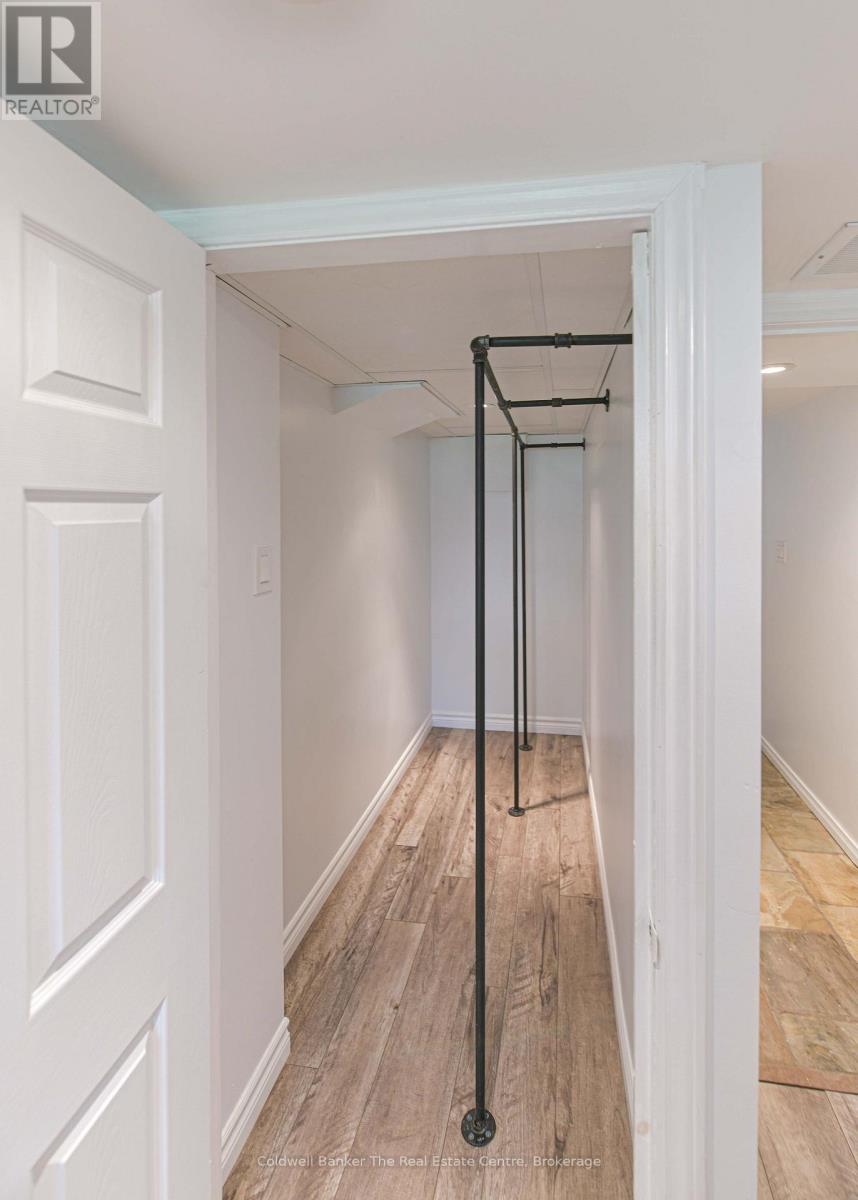 810 JOHN STREET N - Image 44
