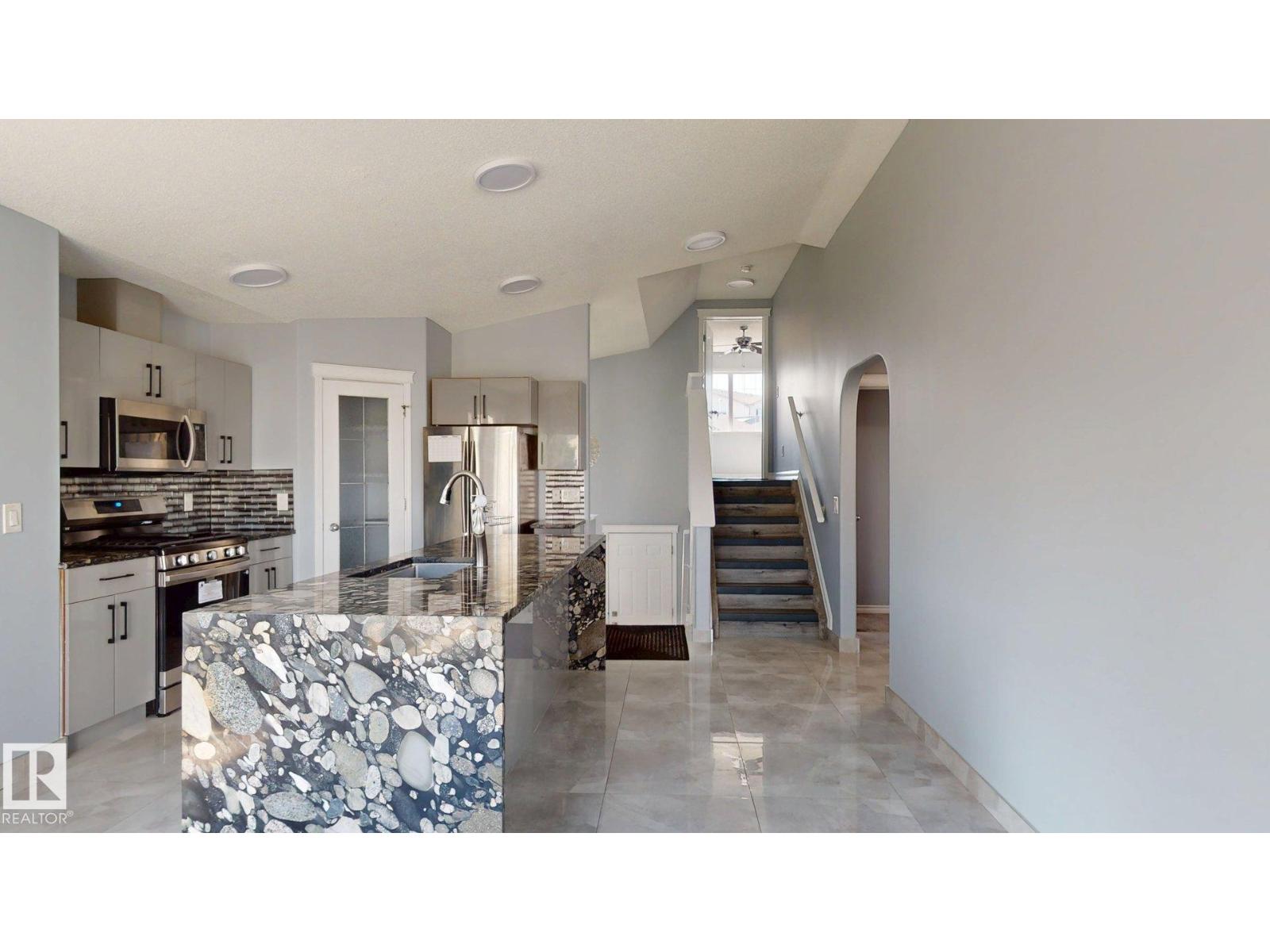 7848 7 AVENUE SW - 28