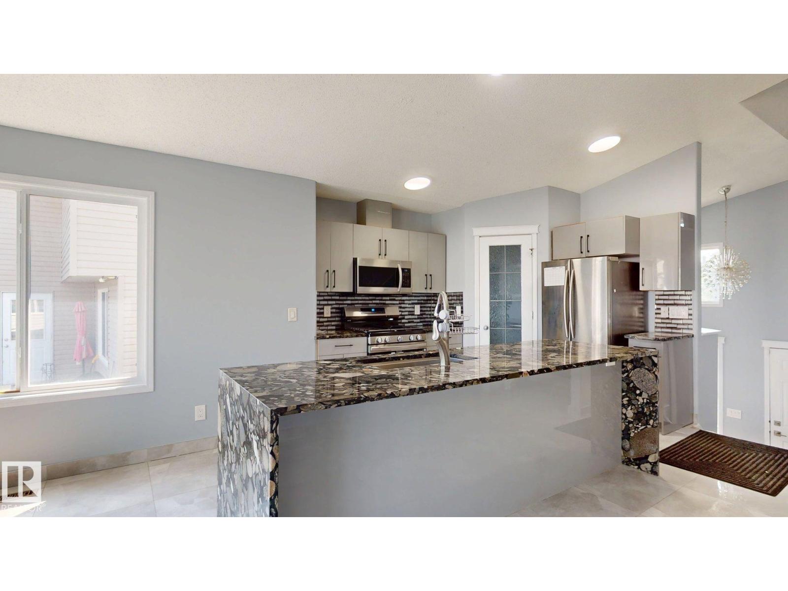 7848 7 AVENUE SW - 29