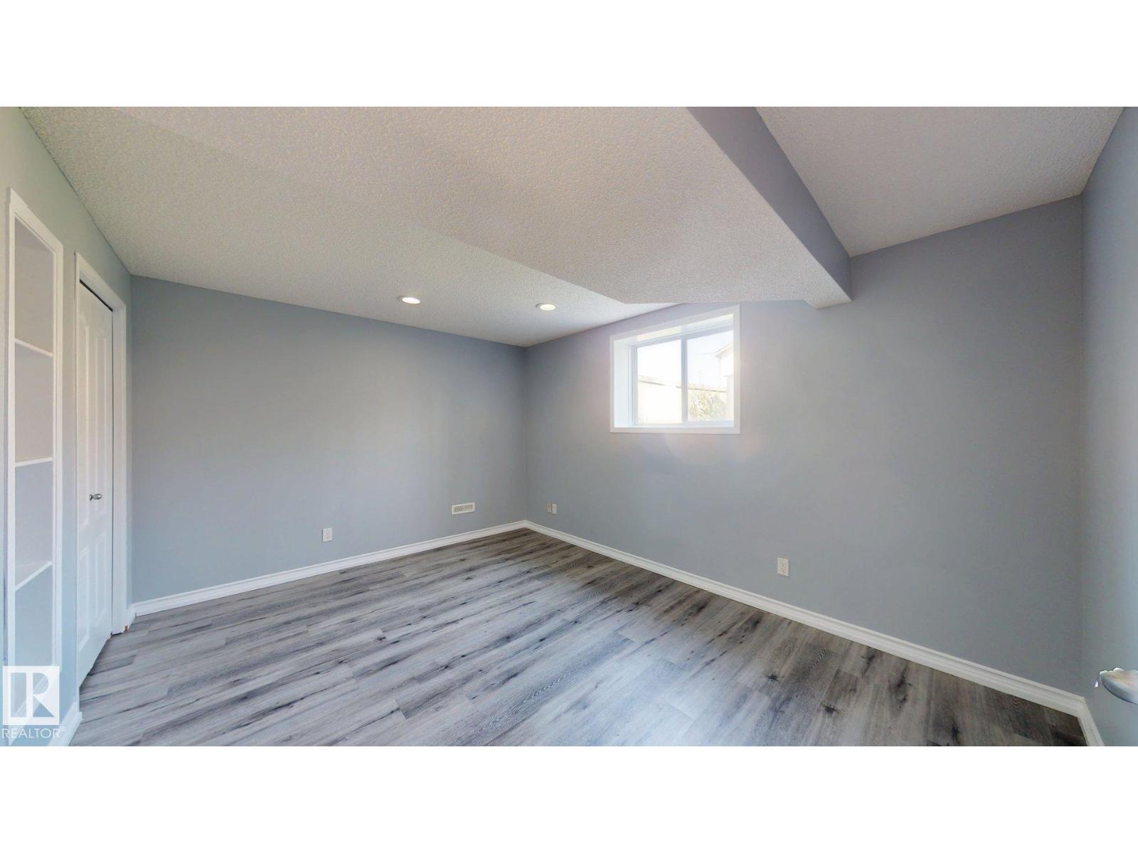 7848 7 AVENUE SW - 11