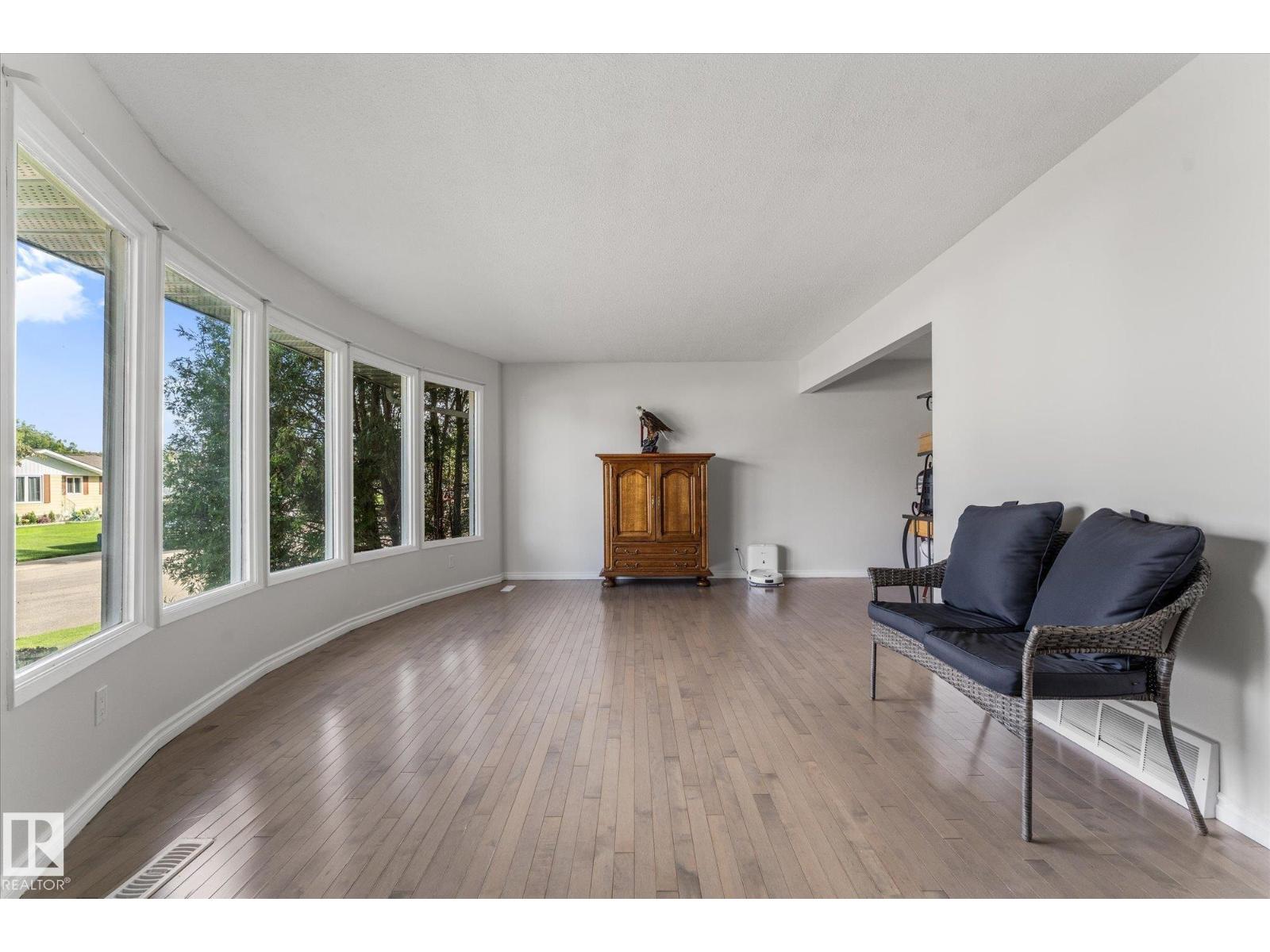 3 WINDERMERE DR S - 8