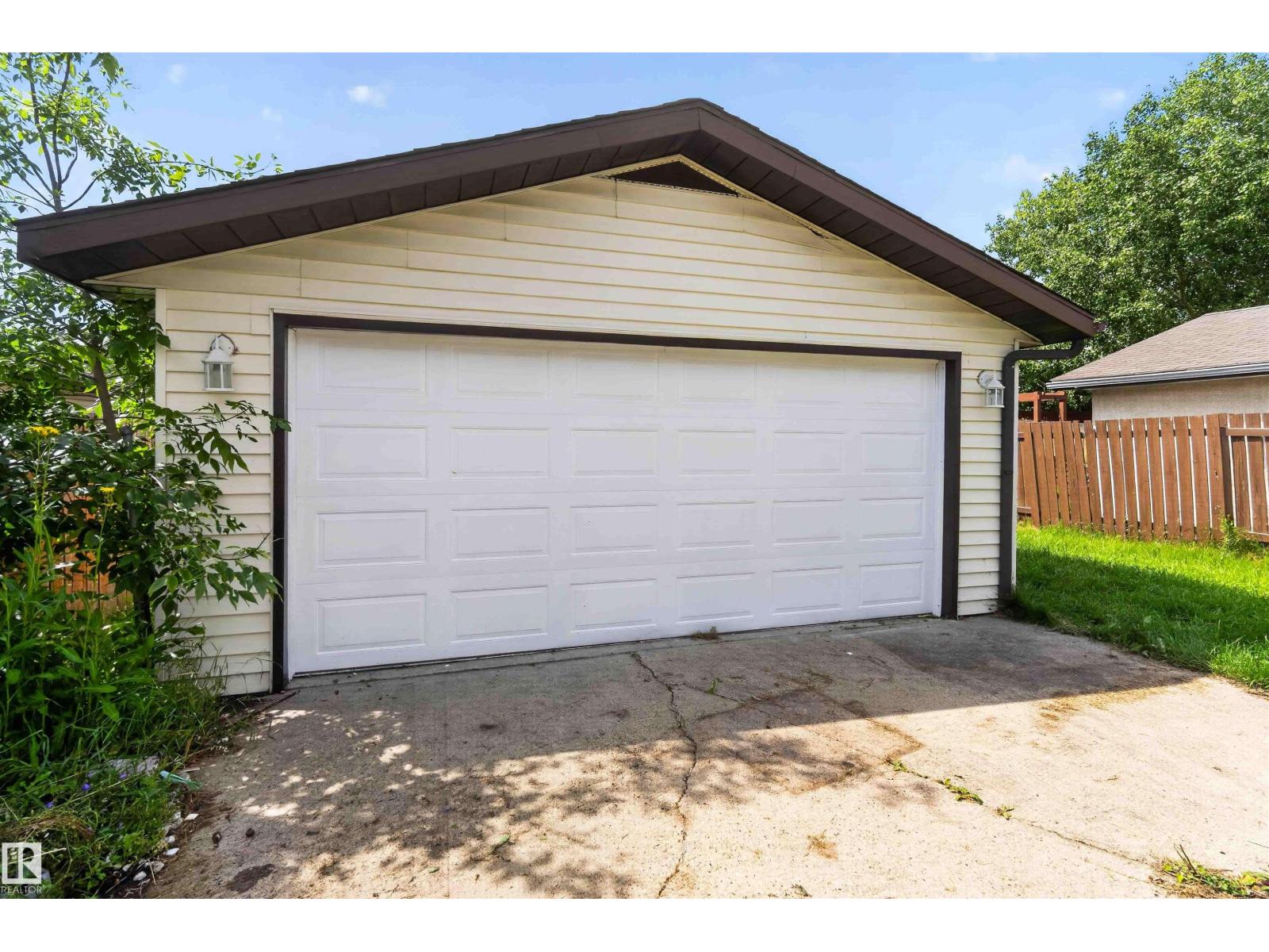 17132 96 ST NW - 33