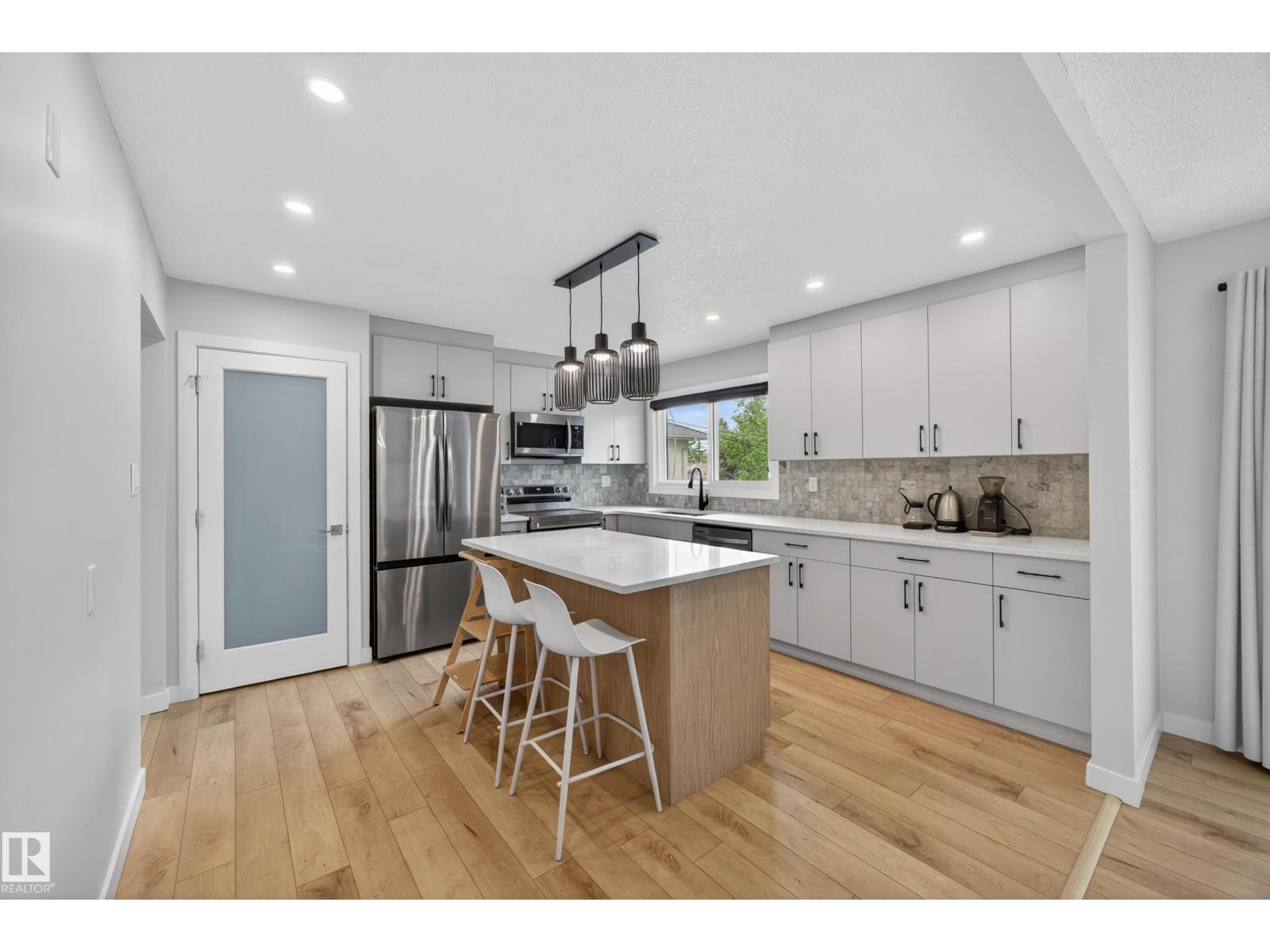 9915 154 ST NW - 2