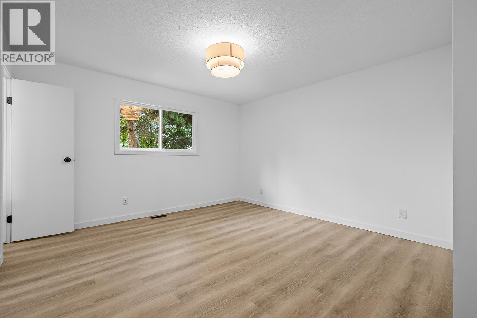 748 Hollywood Road N, Kelowna