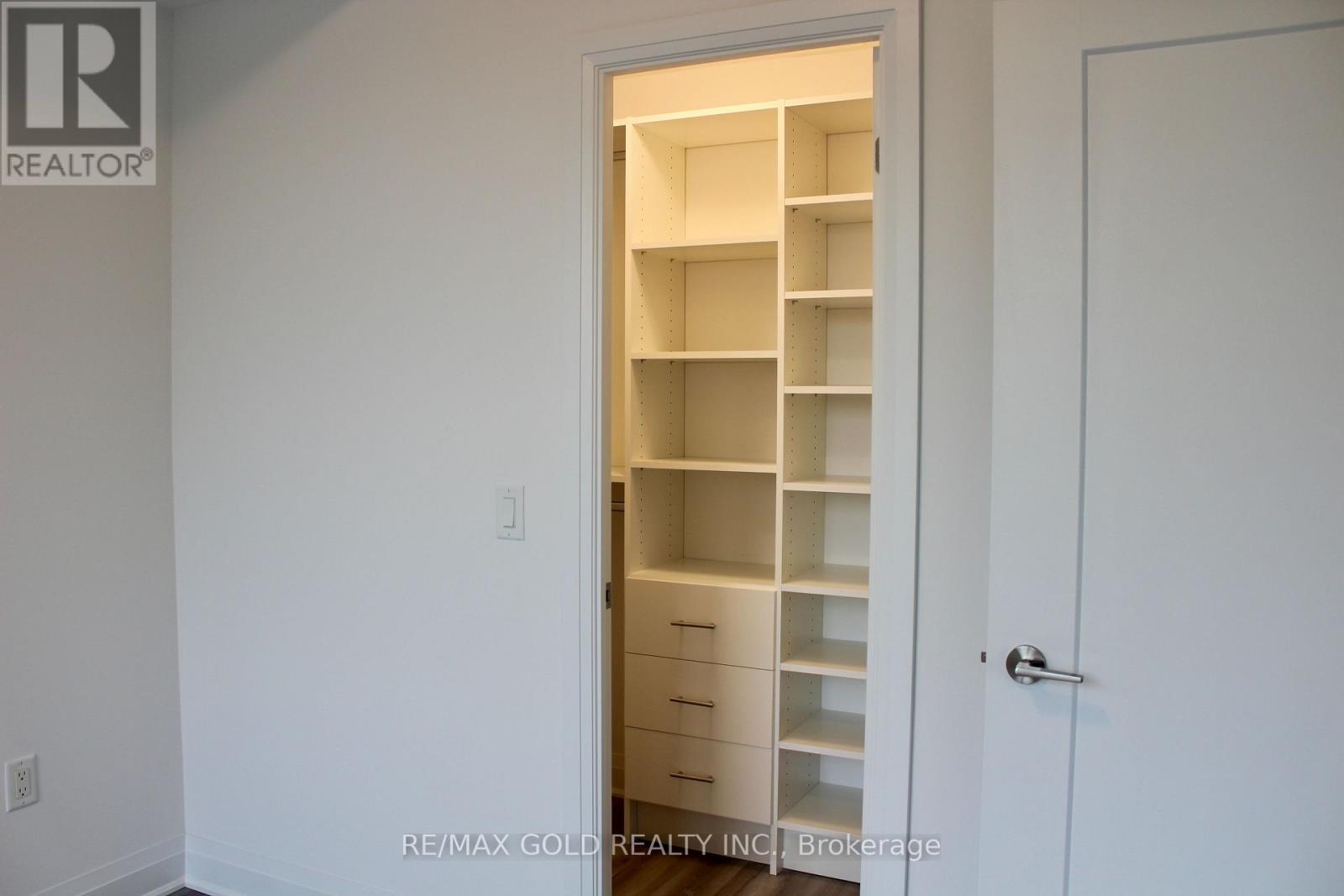 #218 3220 SHEPPARD AVENUE E - 12
