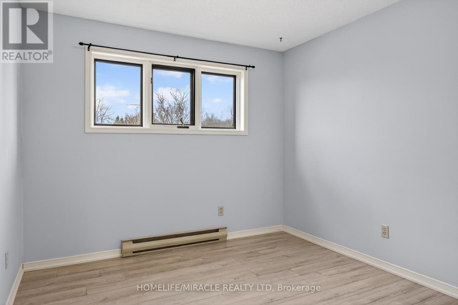 #32 36 CHAMPLAIN CRESCENT - Image 23