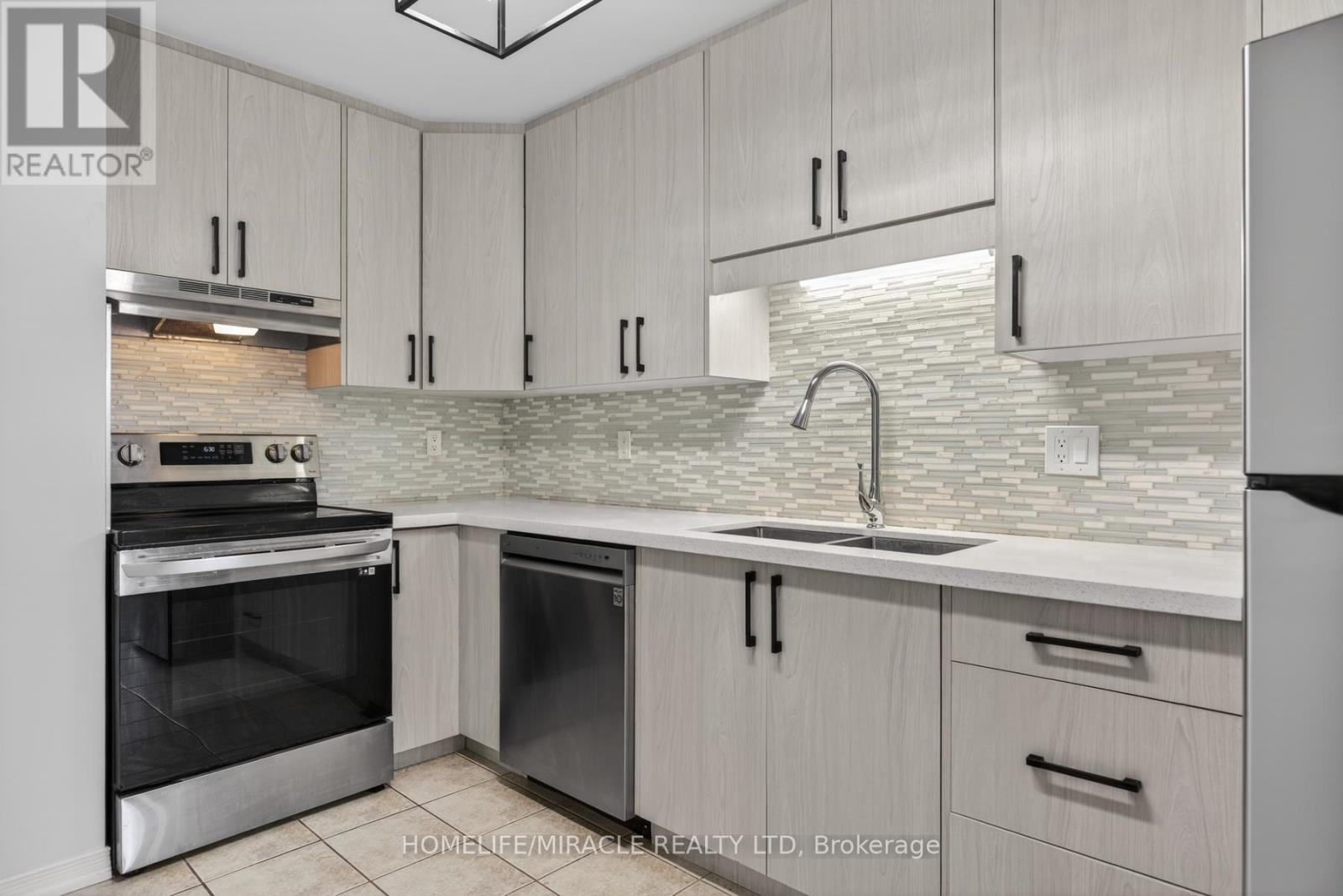 #32 36 CHAMPLAIN CRESCENT - Image 8