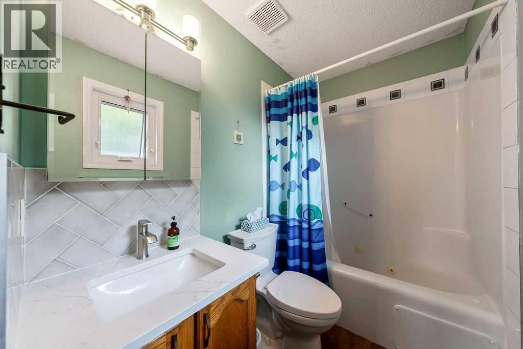 4325 70 Street NW - 24