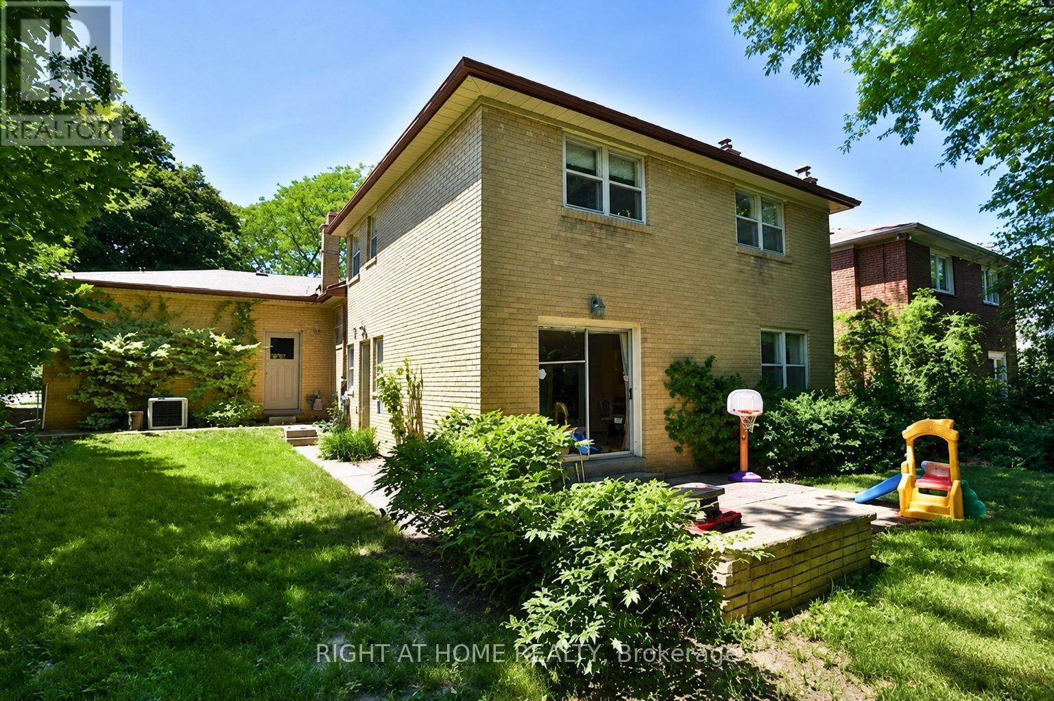 15 FOURSOME CRESCENT - 18