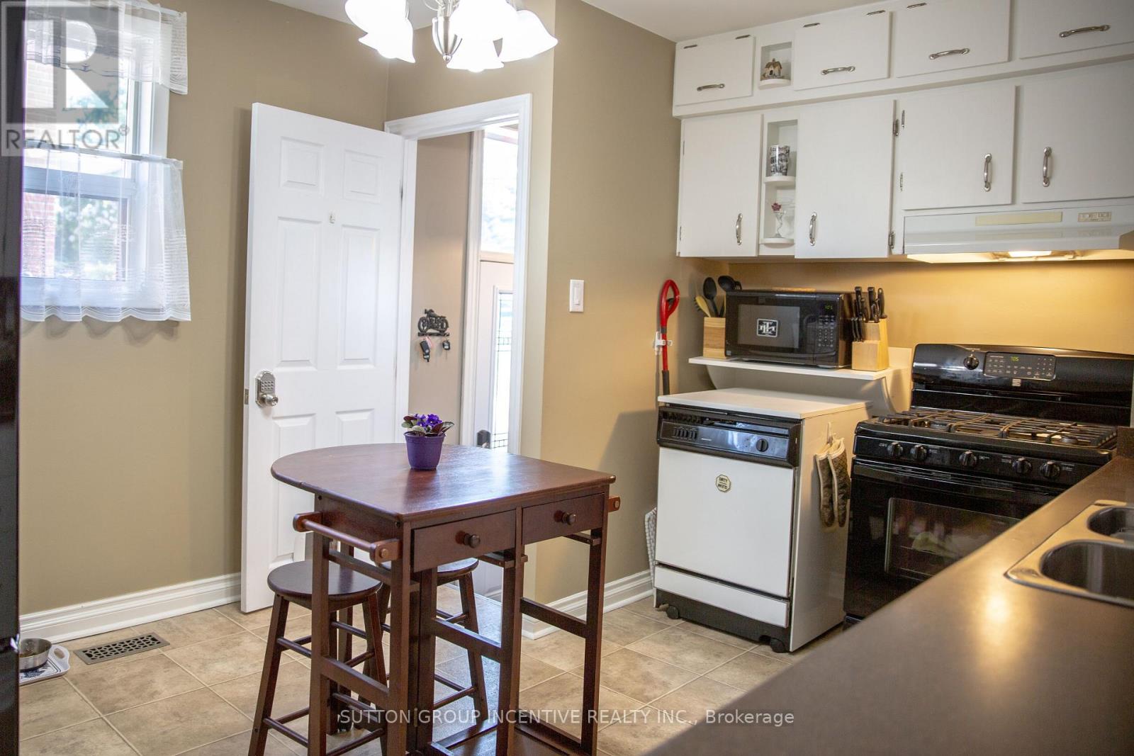 45 BAILEY CRESCENT - 8