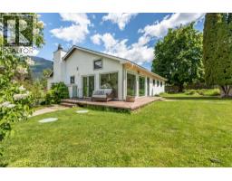 4pc Bathroom - 765 Lewis Road, Harrop, BC V1L6P7 Photo 6