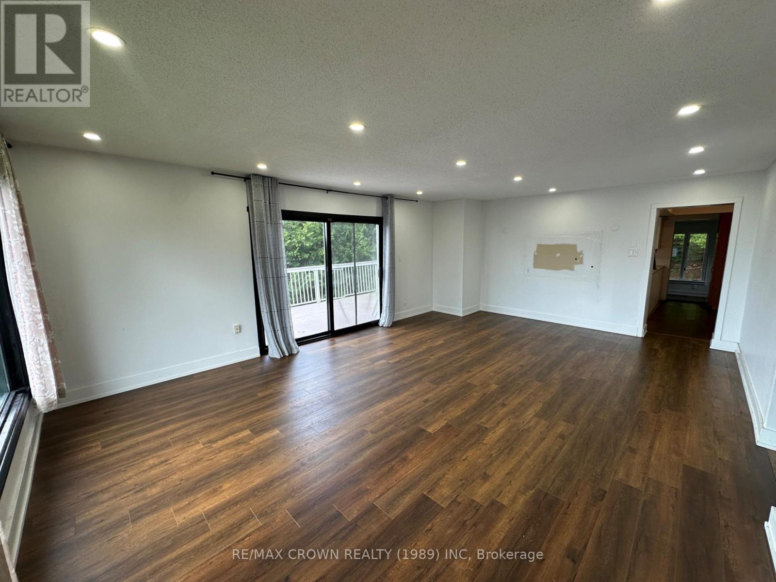 23 LANSDOWNE STREET W - Image 23