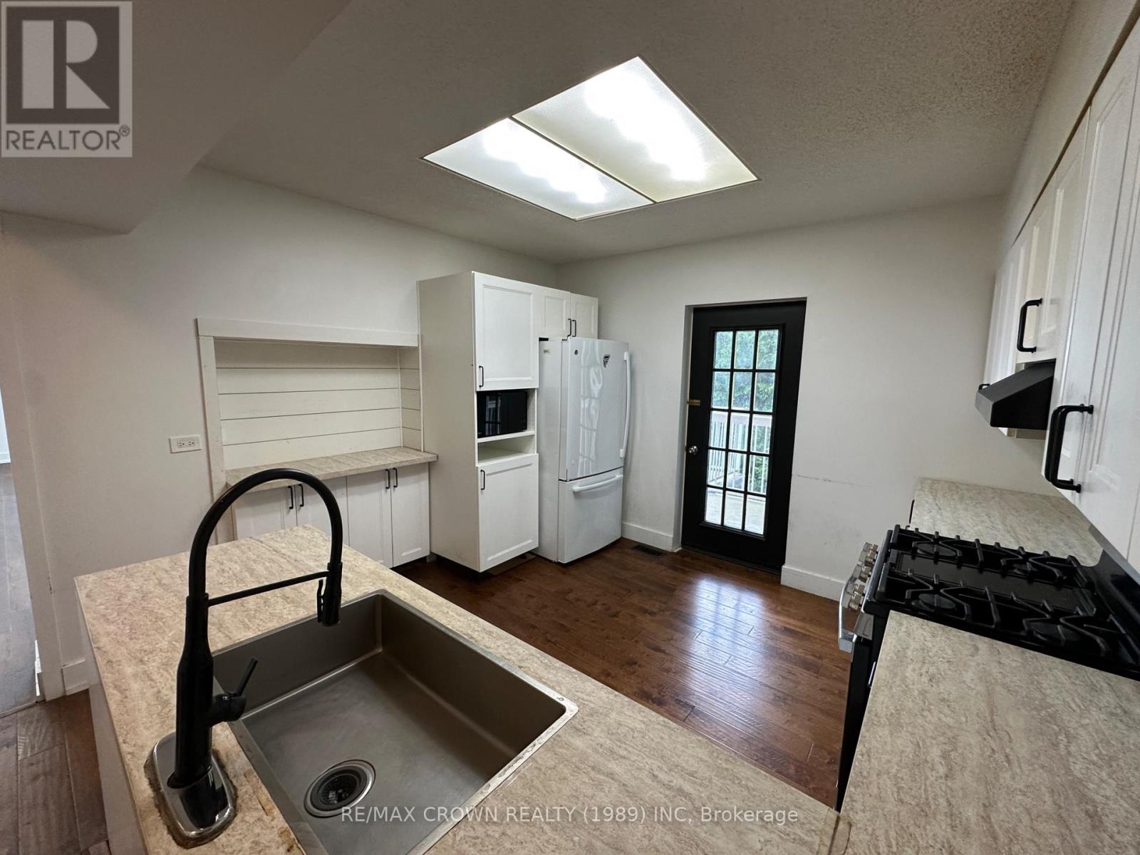 23 LANSDOWNE STREET W - Image 16