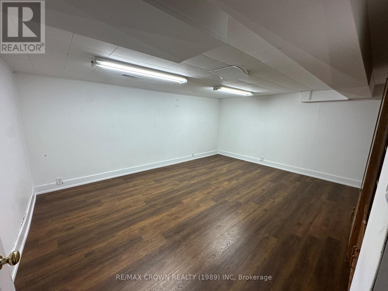 23 LANSDOWNE STREET W - Image 28