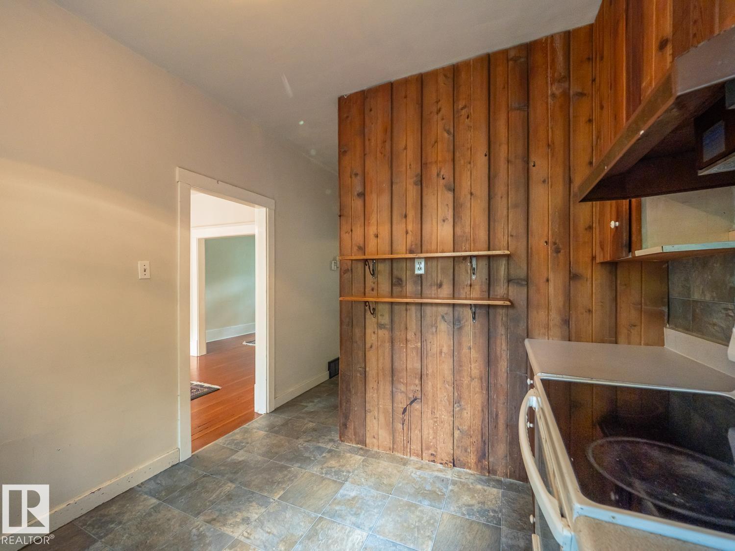 11005 80 Avenue NW - Photo 13