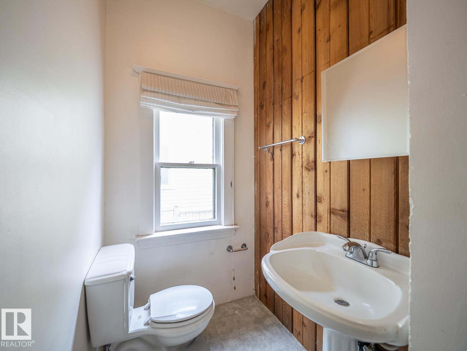 11005 80 Avenue NW - Photo 15