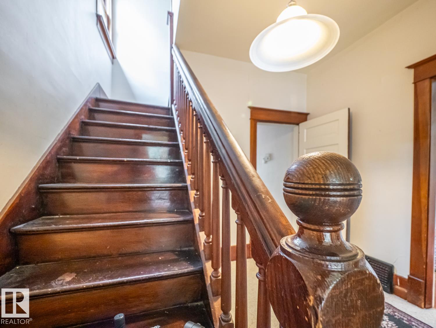 11005 80 Avenue NW - Photo 17