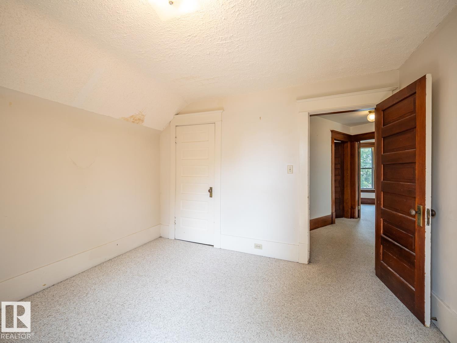 11005 80 Avenue NW - Photo 19