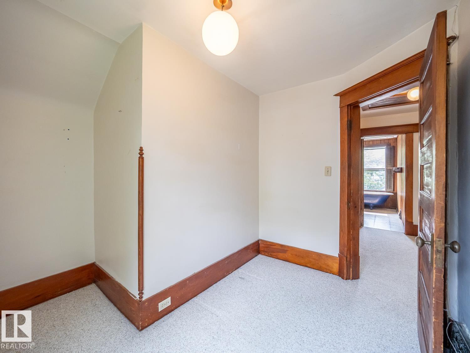 11005 80 Avenue NW - Photo 22
