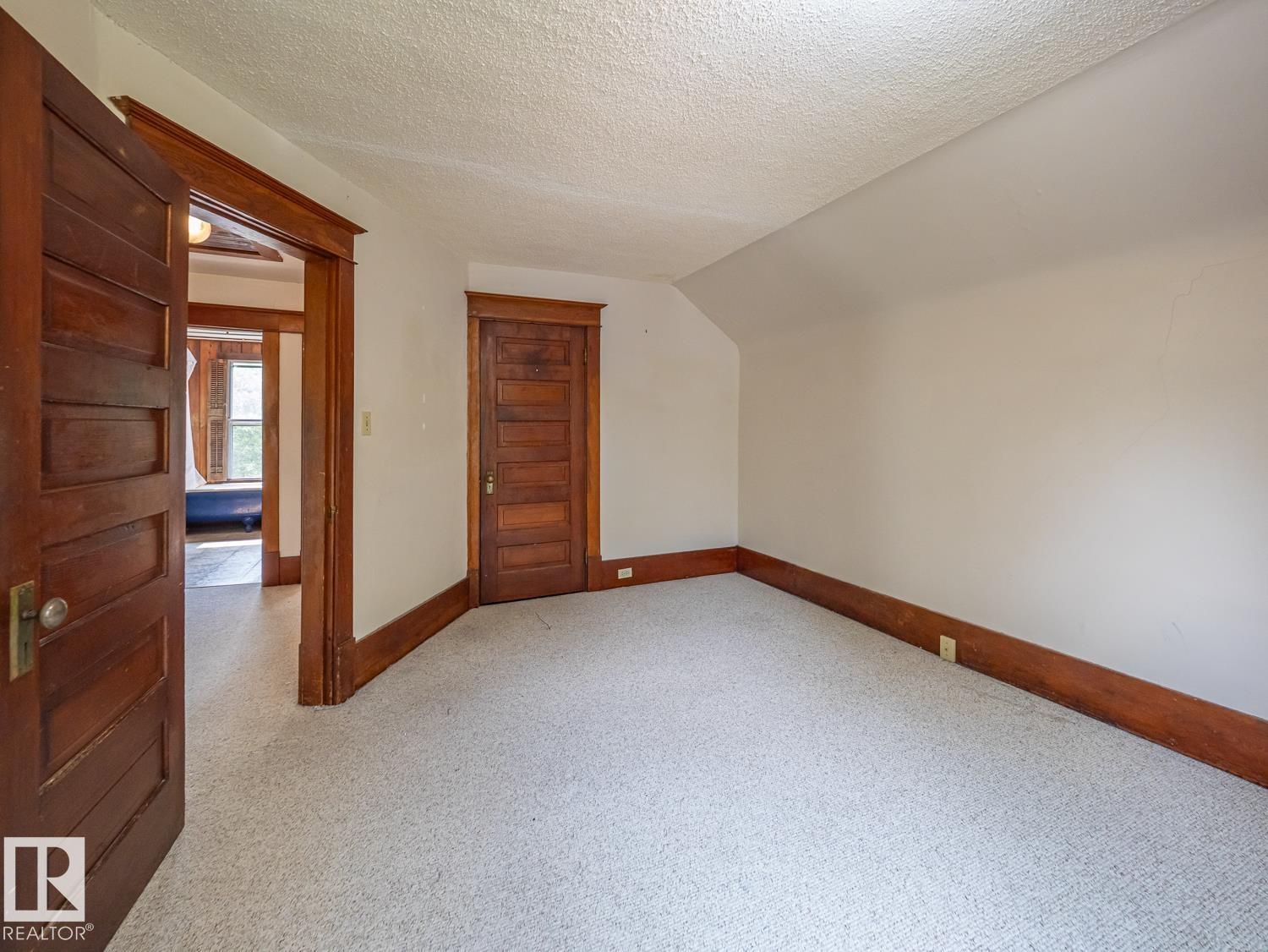 11005 80 Avenue NW - Photo 24