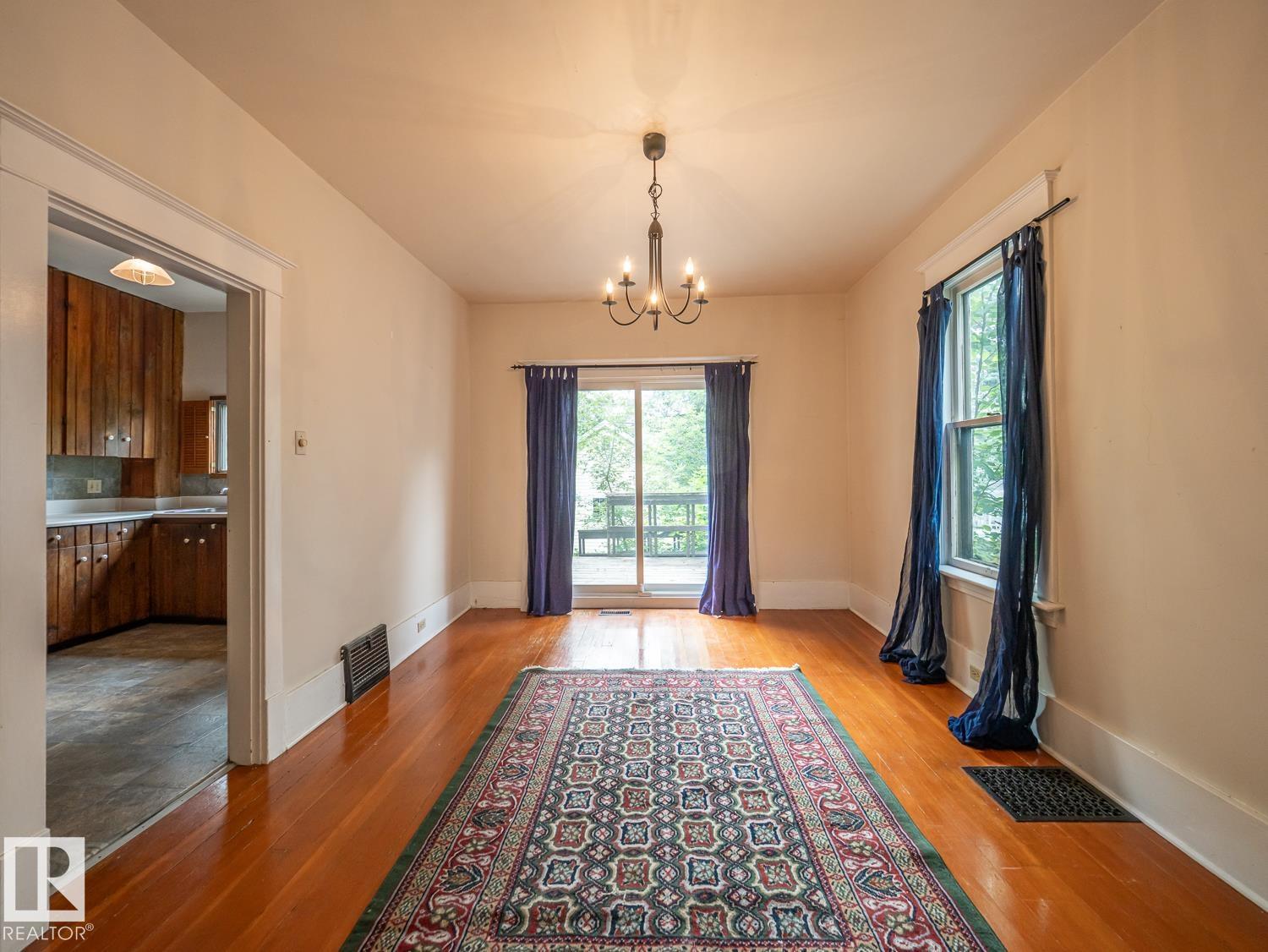 11005 80 Avenue NW - Photo 8