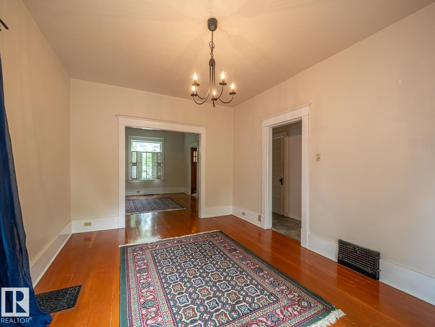 11005 80 Avenue NW - Photo 9