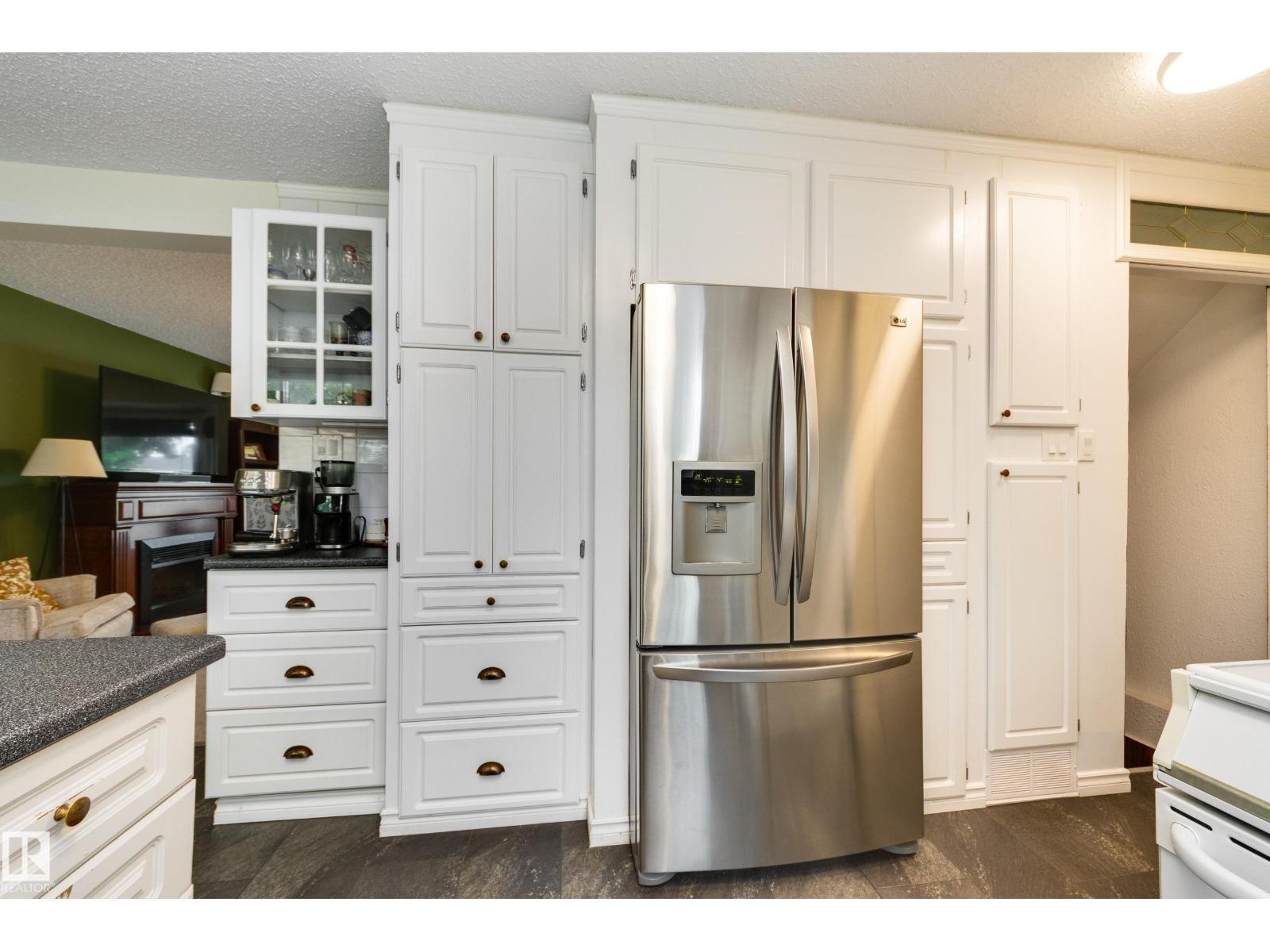 4233 85 ST NW - 12
