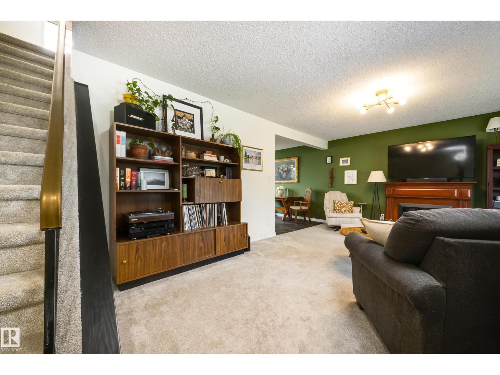 4233 85 ST NW - 3