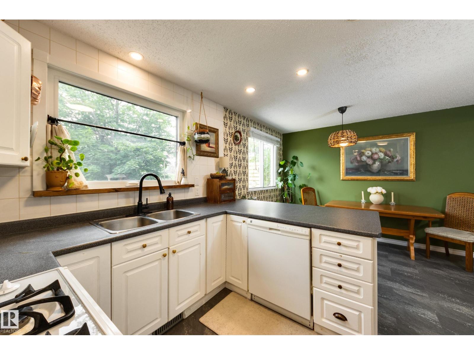 4233 85 ST NW - 11