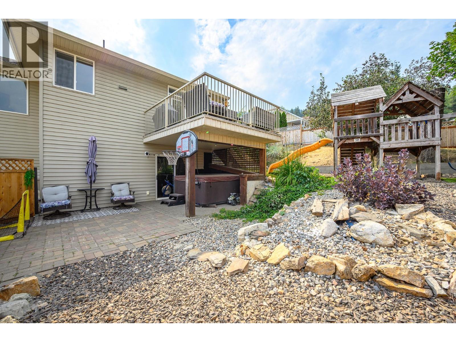 2040 Skyview Crescent - Image 30