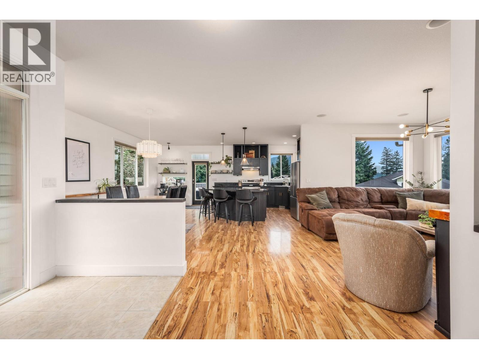 2040 Skyview Crescent - Image 4