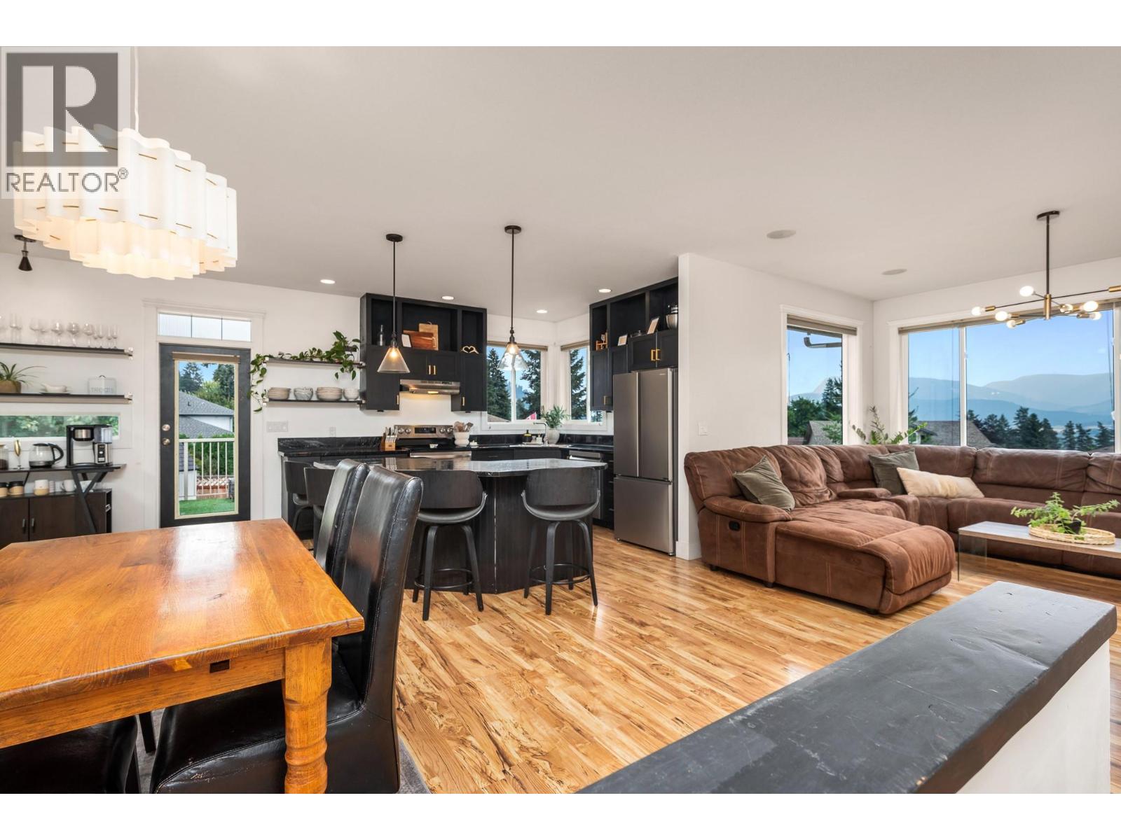 2040 Skyview Crescent - 5