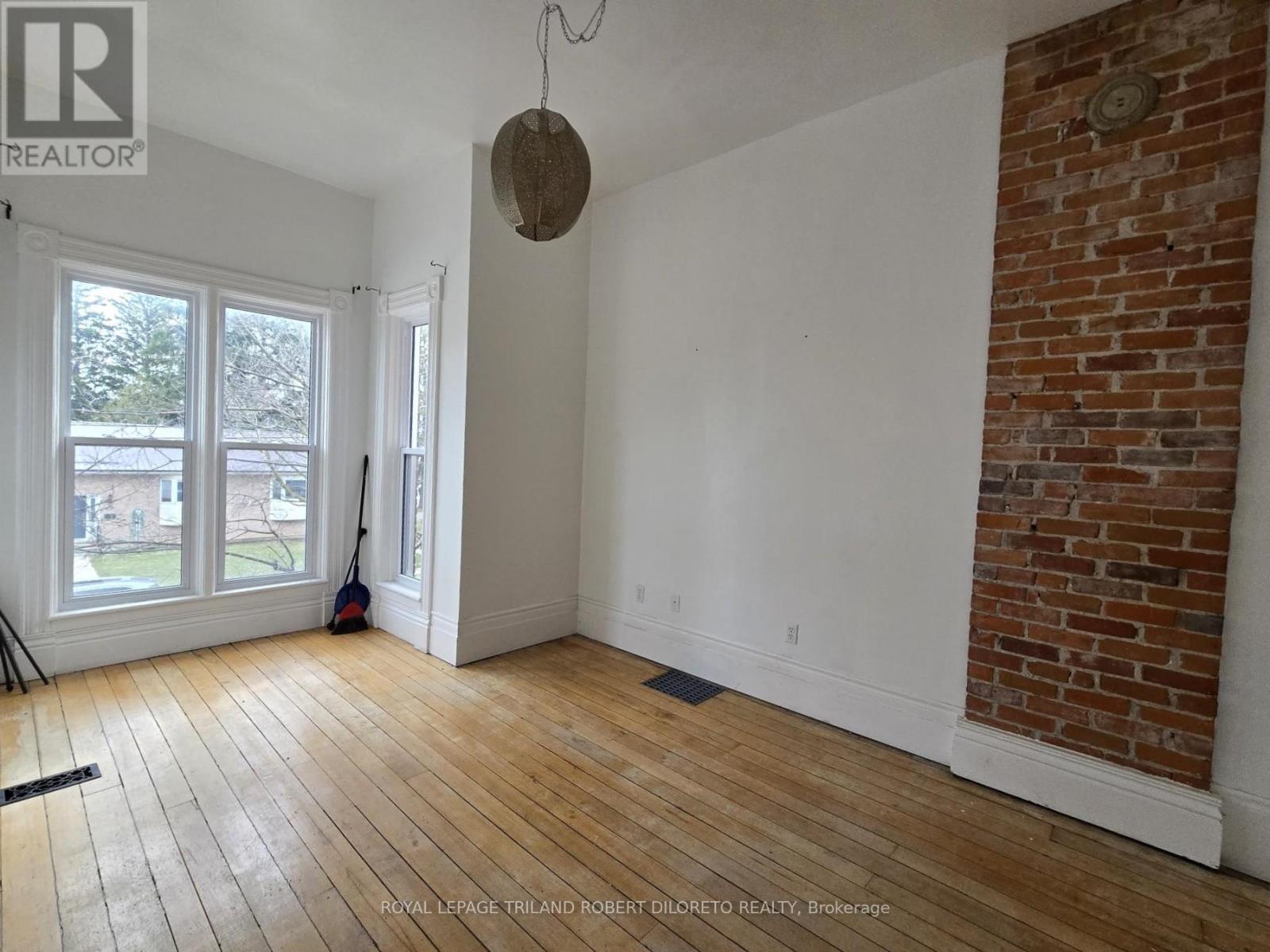 11 MAPLE STREET W - 10