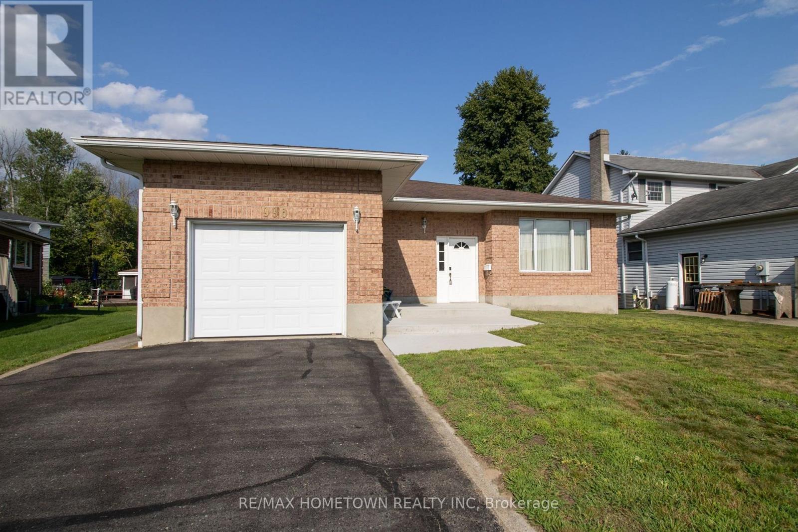 996 MASSIE DRIVE - 1