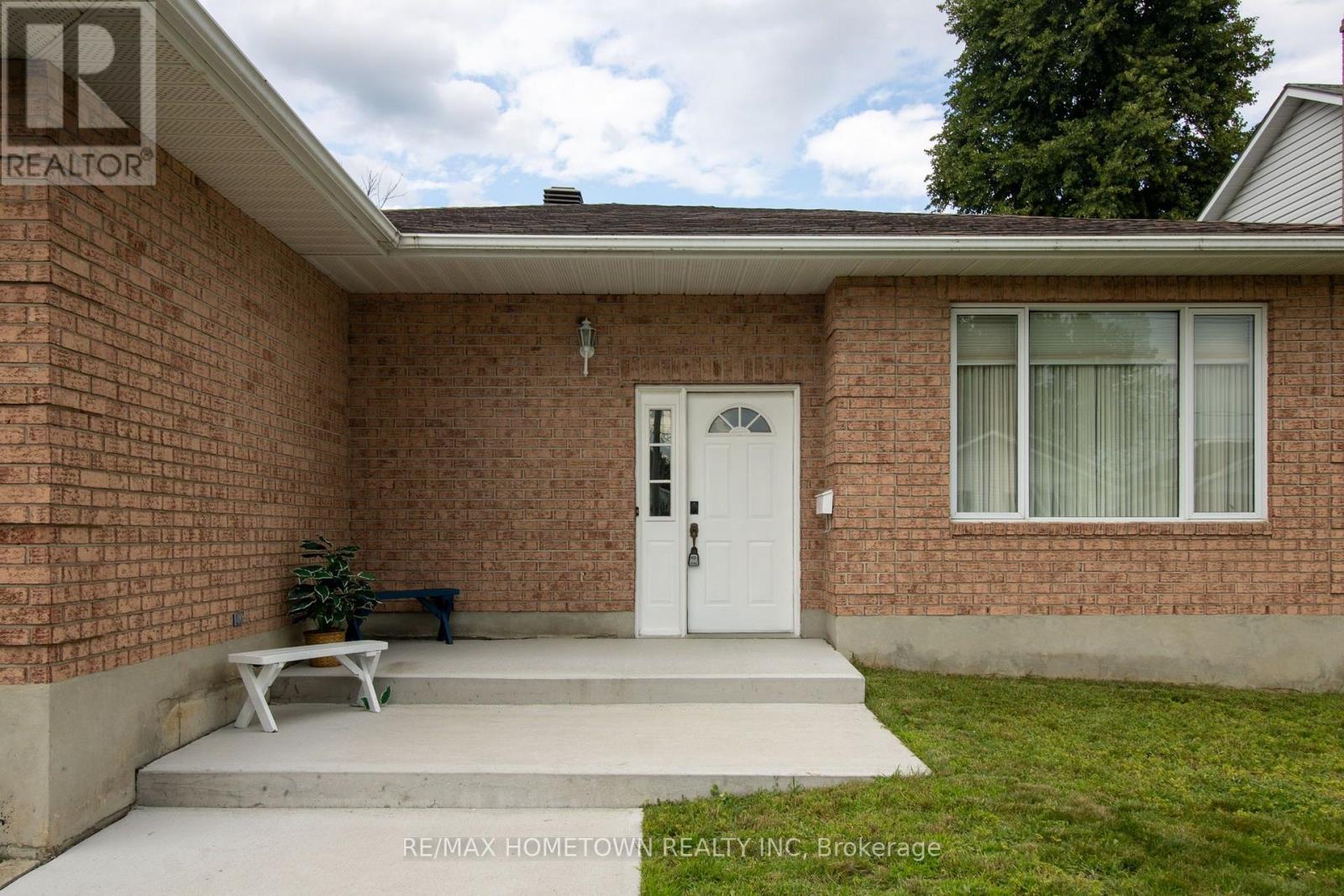 996 MASSIE DRIVE - Image 3