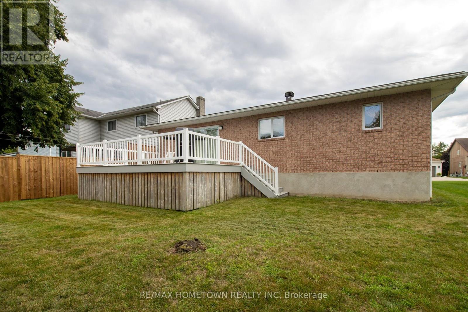 996 MASSIE DRIVE - 28
