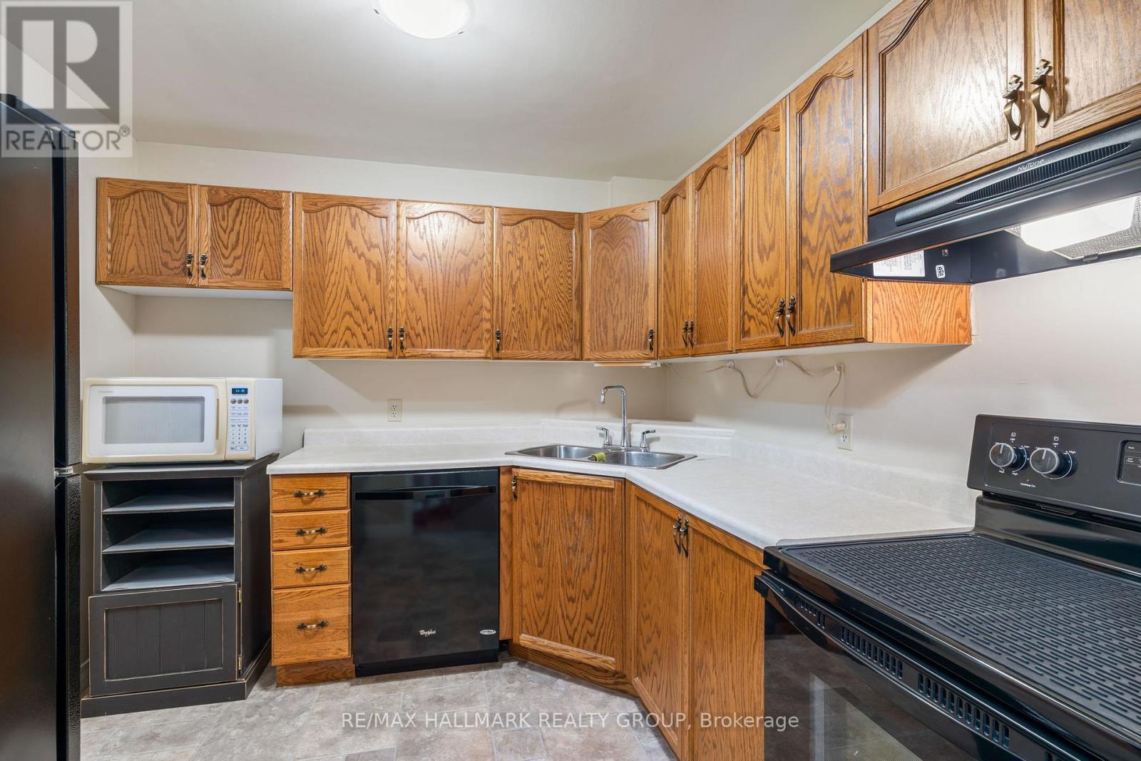 #106 820 LAURIER BOULEVARD - 10