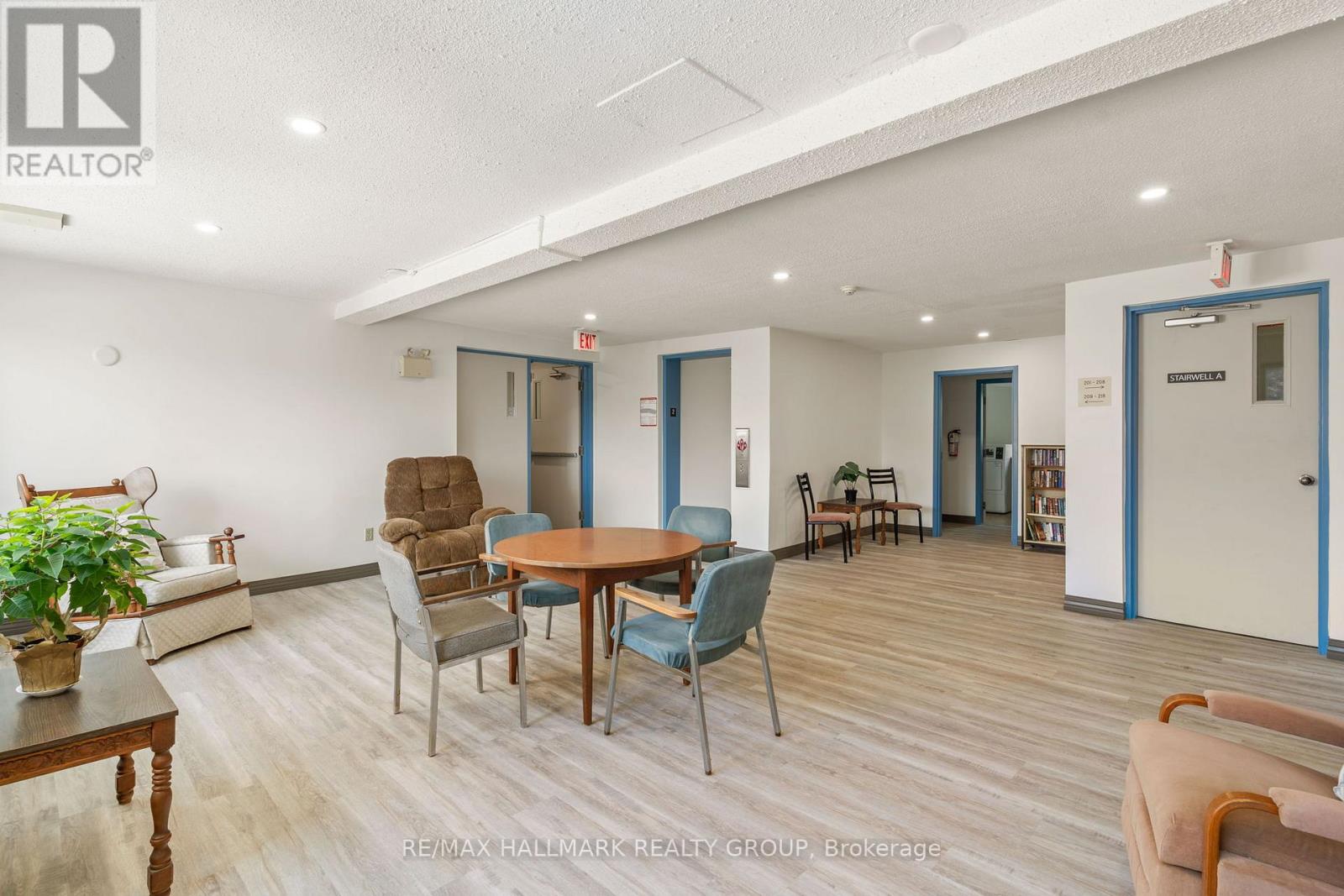 #106 820 LAURIER BOULEVARD - Image 32