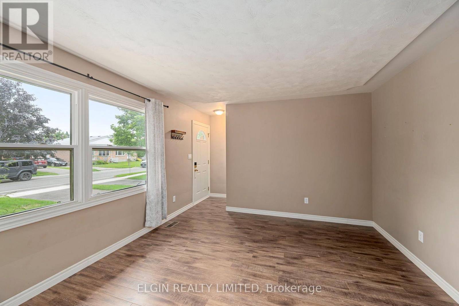 27 VANIER PLACE - Image 4