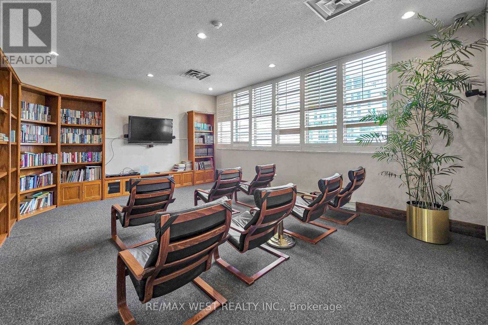 #1801 55 ELM DRIVE W - Image 35