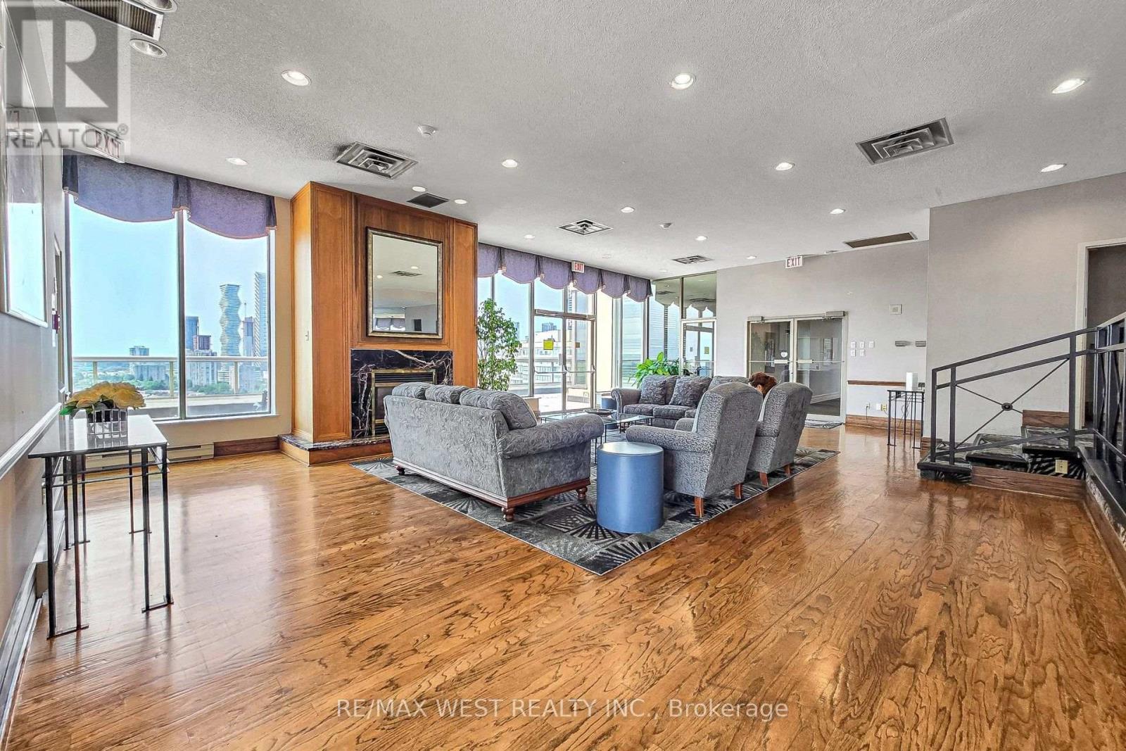 #1801 55 ELM DRIVE W - Image 34