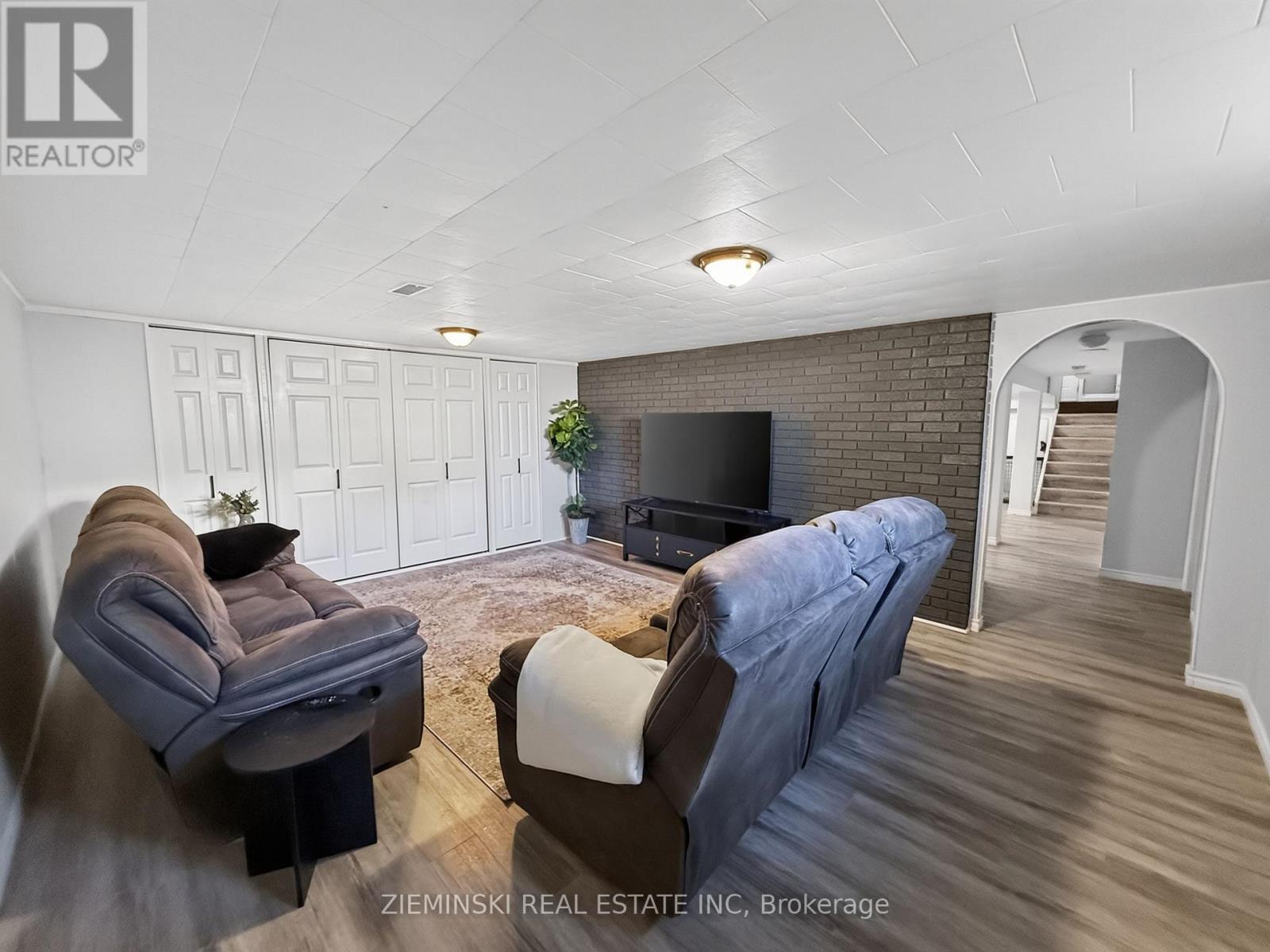 403 YOUNG STREET - Image 24