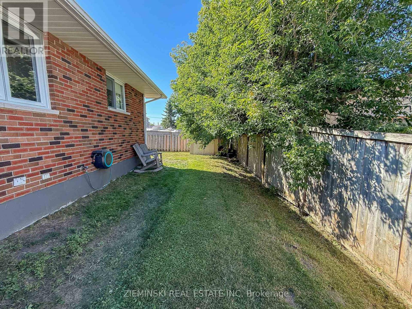 403 YOUNG STREET - Image 30