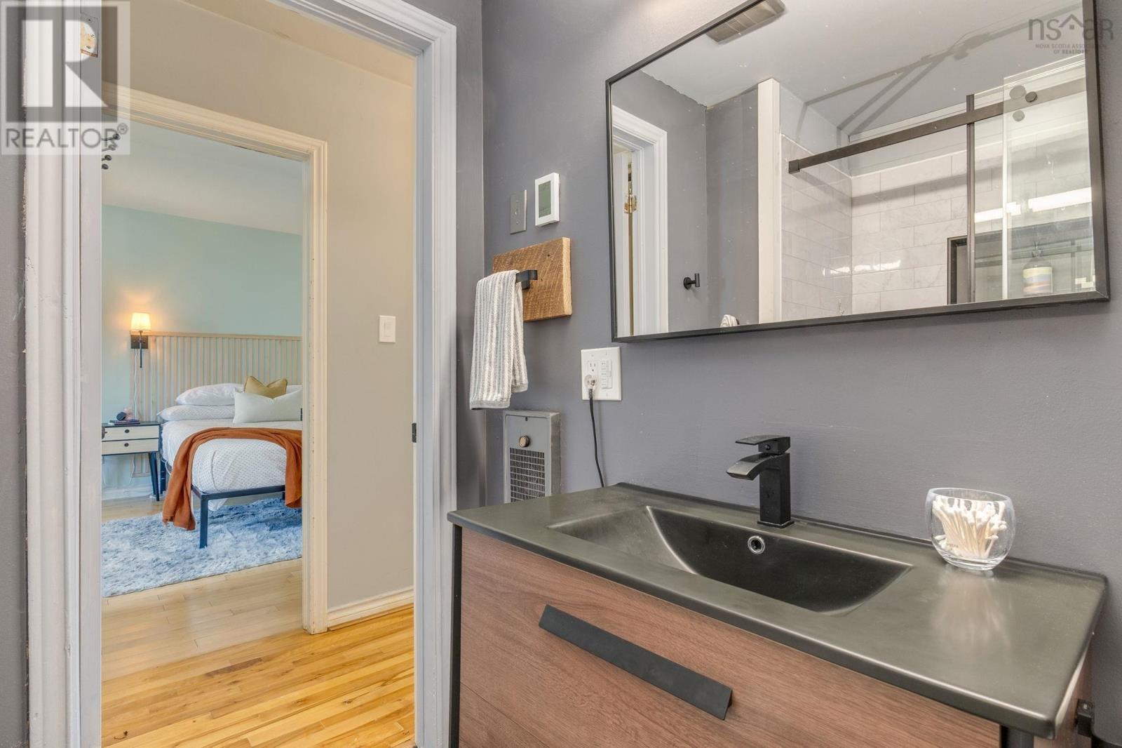 Property 22 of 36 of 2 1187 Queen Street