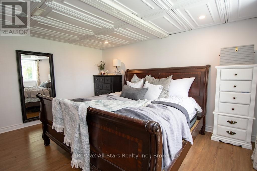 9 RIVERSIDE DRIVE - 25